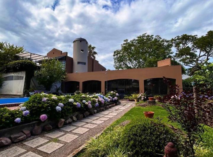 Casa · 250m² · 5 Ambientes · 6 Cocheras