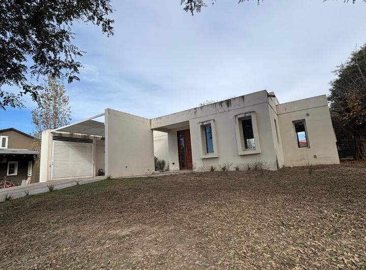 Casa · 180m² · 4 Ambientes · 2 Cocheras