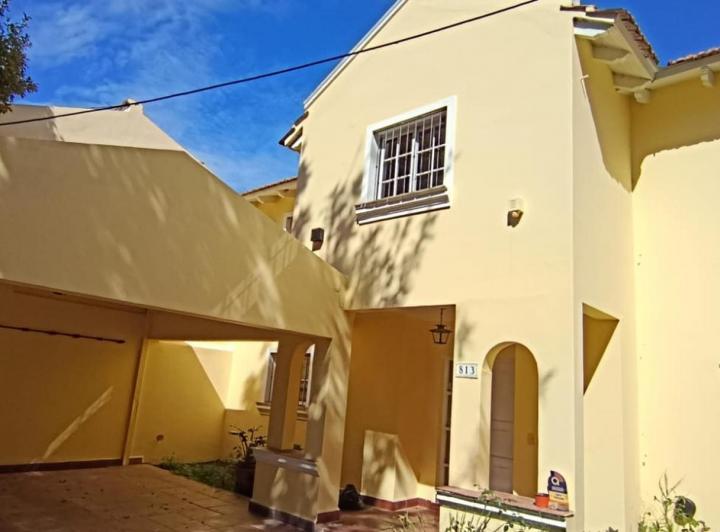 Casa · 330m² · 5 Ambientes · 2 Cocheras