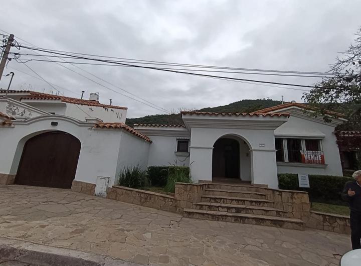 Casa · 260m² · 7 Ambientes · 3 Cocheras