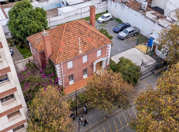 Casa · 212m² · 5 Ambientes · 8 Cocheras