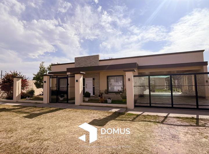 Casa · 300m² · 4 Dormitorios · 2 Cocheras