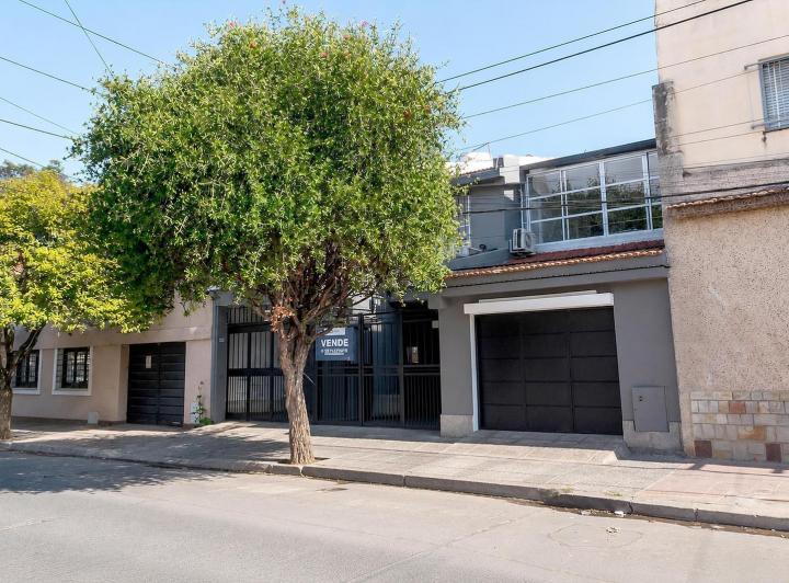 Casa · 380m² · 6 Ambientes · 2 Cocheras