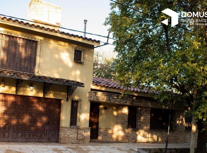Casa · 220m² · 5 Dormitorios · 1 Cochera