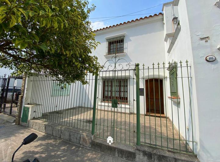 Casa · 300m² · 4 Dormitorios · 1 Cochera