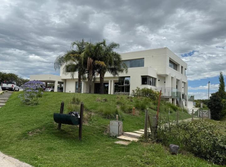 Casa · 700m² · 6 Ambientes · 8 Cocheras