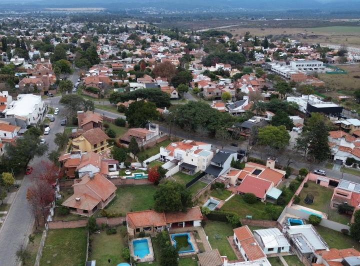 Casa · 300m² · 8 Ambientes · 2 Cocheras