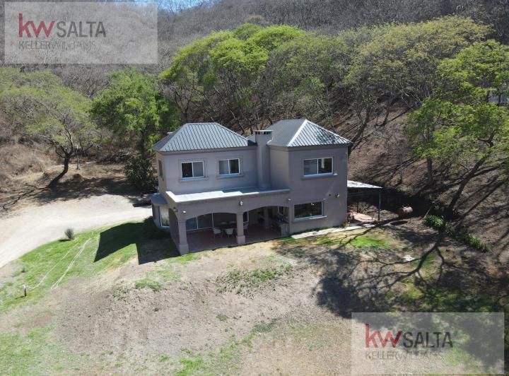 Casa · 210m² · 5 Ambientes · 2 Cocheras