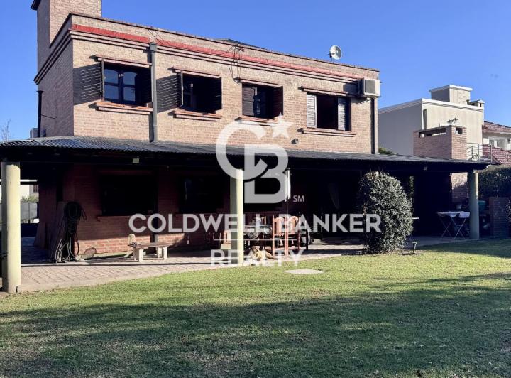 Casa · 261m² · 5 Ambientes · 1 Cochera