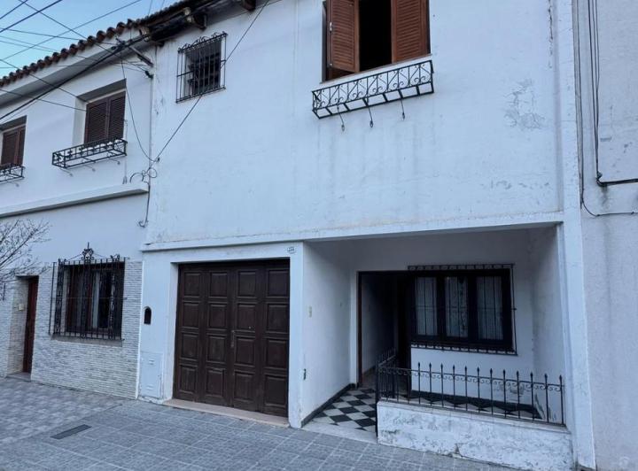Casa · 310m² · 6 Dormitorios · 1 Cochera