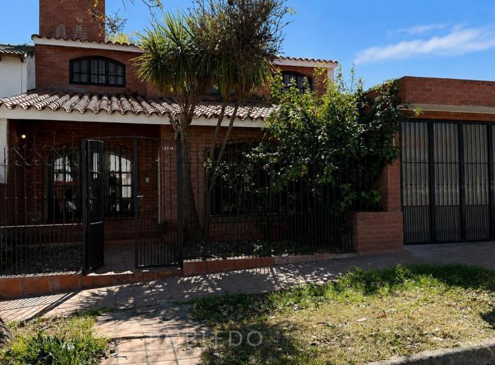 Casa · 250m² · 6 Ambientes · 2 Cocheras