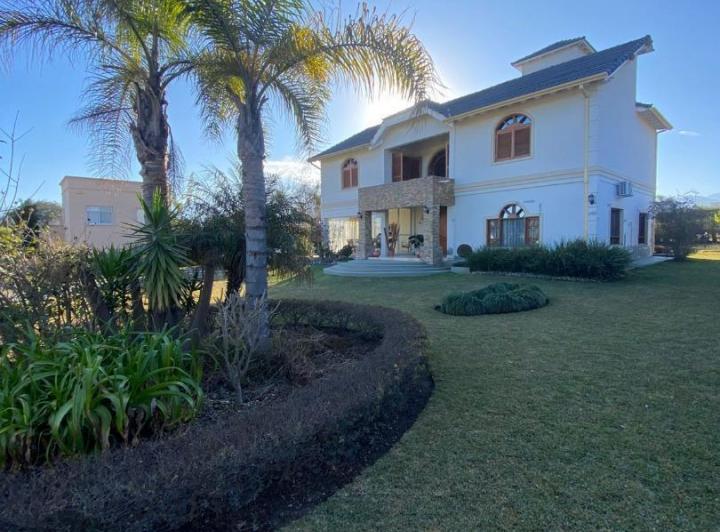 Casa · 300m² · 5 Ambientes · 5 Cocheras