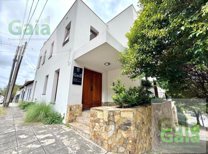 Casa · 241m² · 4 Ambientes · 2 Cocheras
