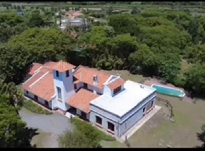 Casa · 400m² · 5 Ambientes · 6 Cocheras