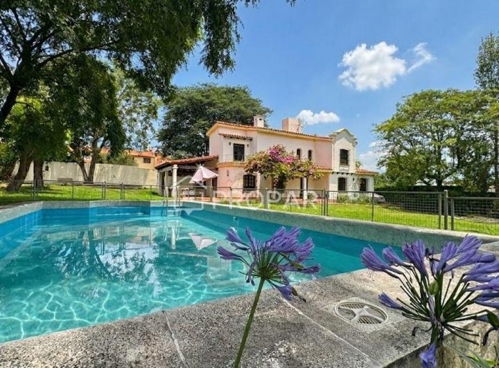 Casa · 300m² · 6 Ambientes · 2 Cocheras
