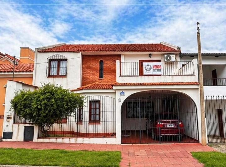 Casa · 300m² · 16 Ambientes · 1 Cochera