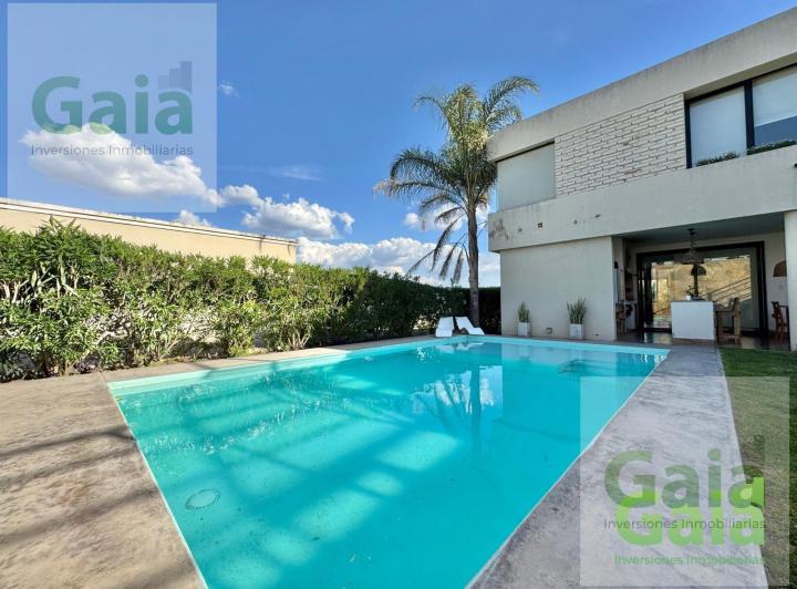 Casa · 300m² · 5 Ambientes · 2 Cocheras