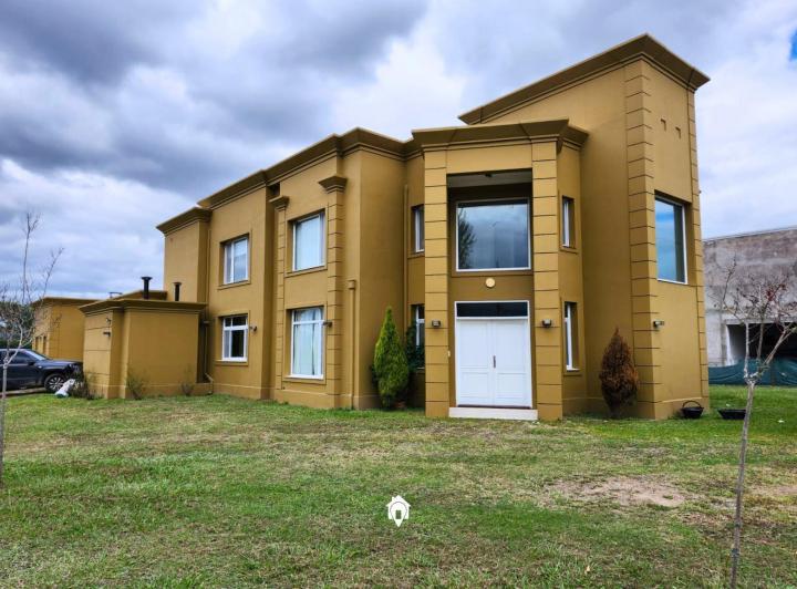 Casa · 360m² · 4 Dormitorios