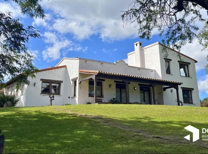 Casa · 400m² · 6 Dormitorios · 2 Cocheras