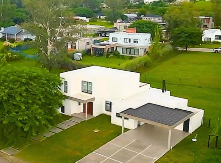 Casa · 230m² · 10 Ambientes · 2 Cocheras
