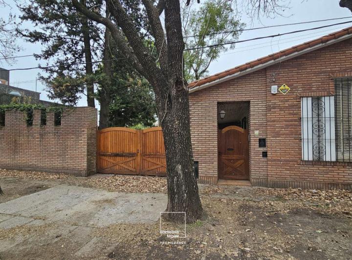 Casa · 200m² · 4 Ambientes · 2 Cocheras