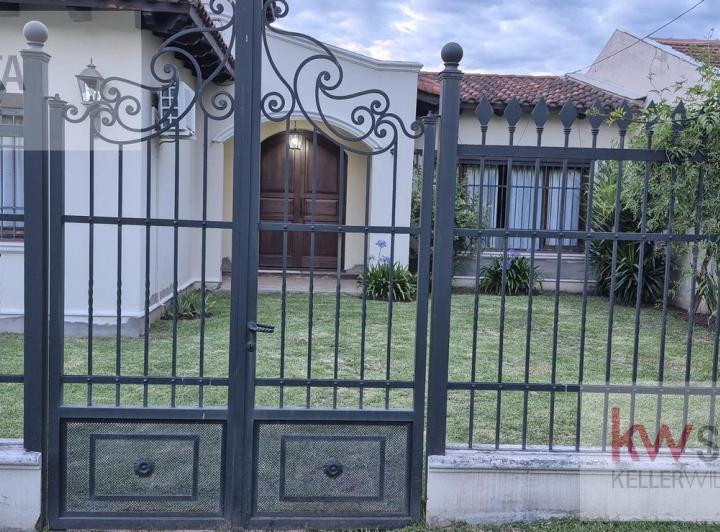 Casa · 233m² · 5 Ambientes · 2 Cocheras