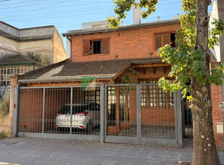 Casa · 254m² · 5 Ambientes · 2 Cocheras