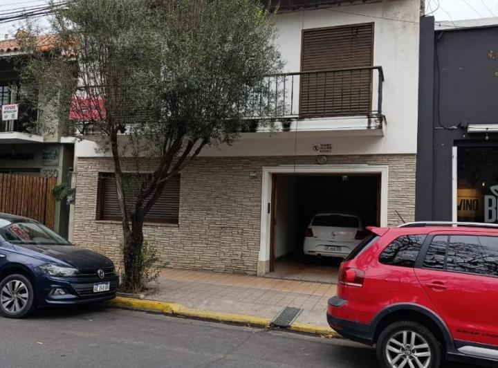 Casa · 301m² · 6 Ambientes · 1 Cochera
