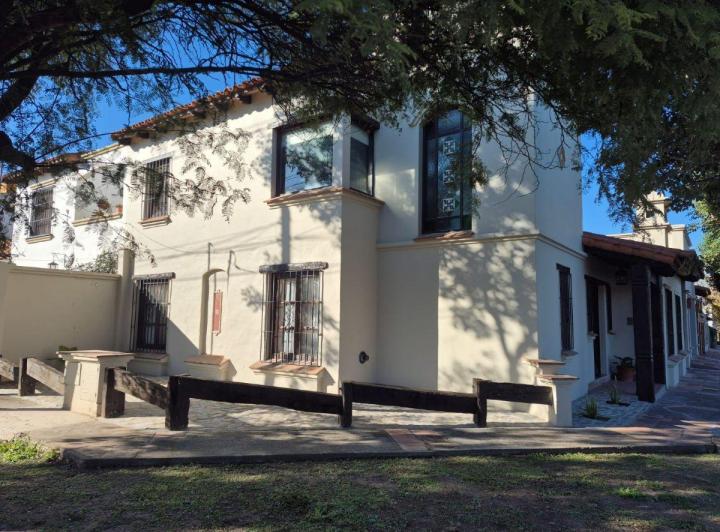 Casa · 249m² · 6 Ambientes · 1 Cochera