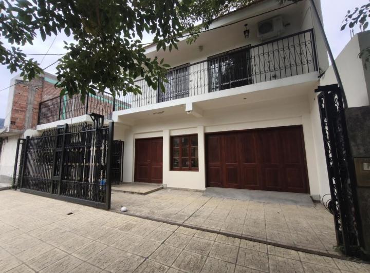 Casa · 242m² · 6 Ambientes · 1 Cochera