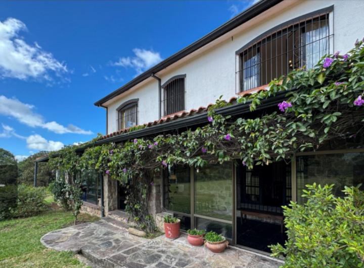 Casa · 550m² · 8 Ambientes · 7 Cocheras