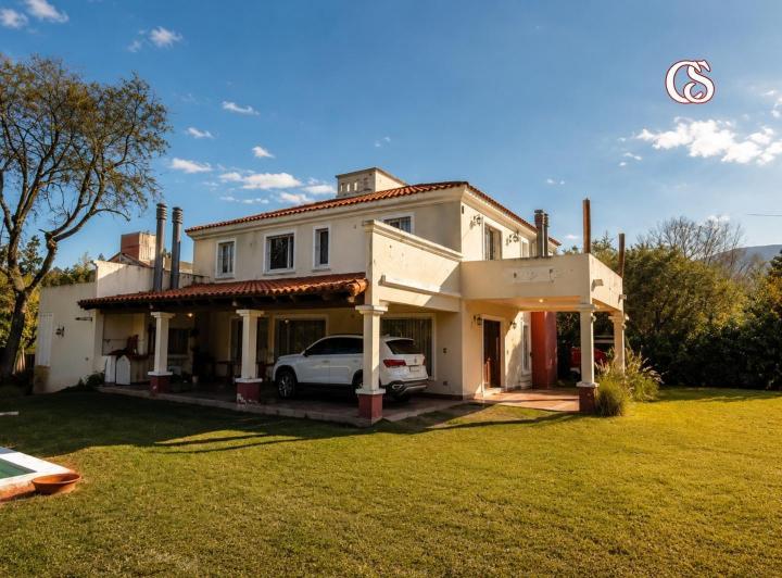 Casa · 300m² · 5 Ambientes · 4 Cocheras