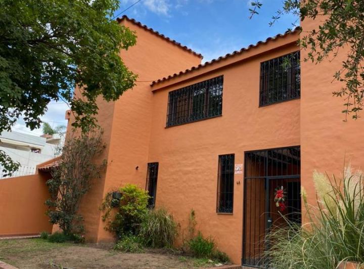Casa · 370m² · 4 Ambientes · 2 Cocheras