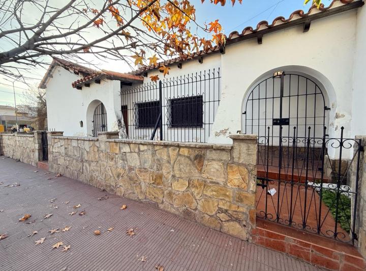 Casa · 590m² · 8 Ambientes · 4 Cocheras