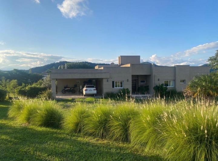 Casa · 272m² · 6 Ambientes · 2 Cocheras