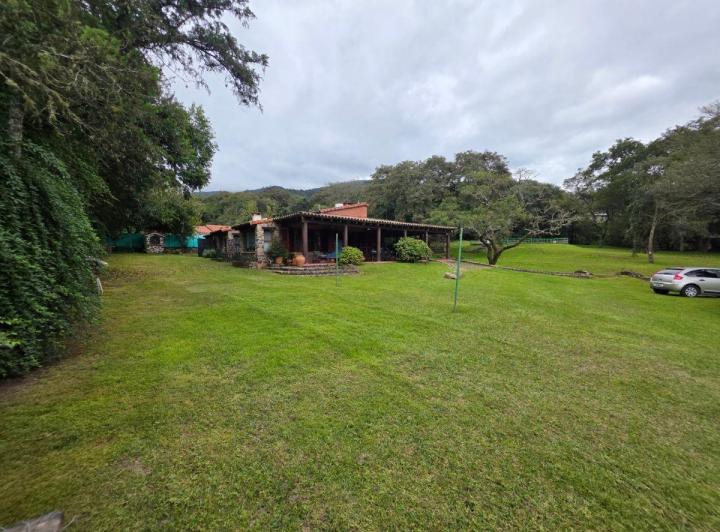 Casa · 300m² · 9 Ambientes · 1 Cochera