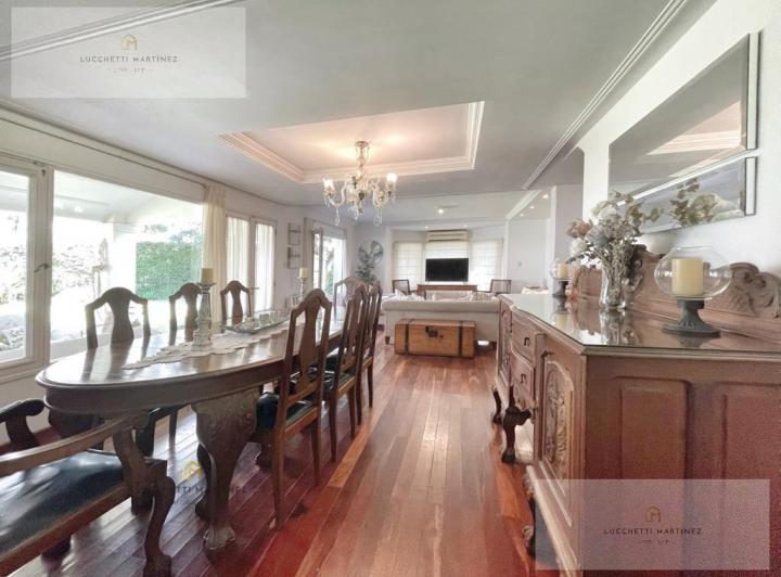 Casa · 1250m² · 4 Dormitorios · 2 Cocheras