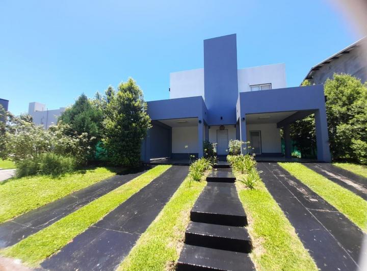 Casa · 215m² · 3 Dormitorios