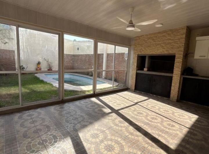 Casa · 135m² · 4 Ambientes · 2 Cocheras