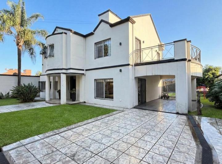Casa · 371m² · 8 Ambientes · 3 Cocheras