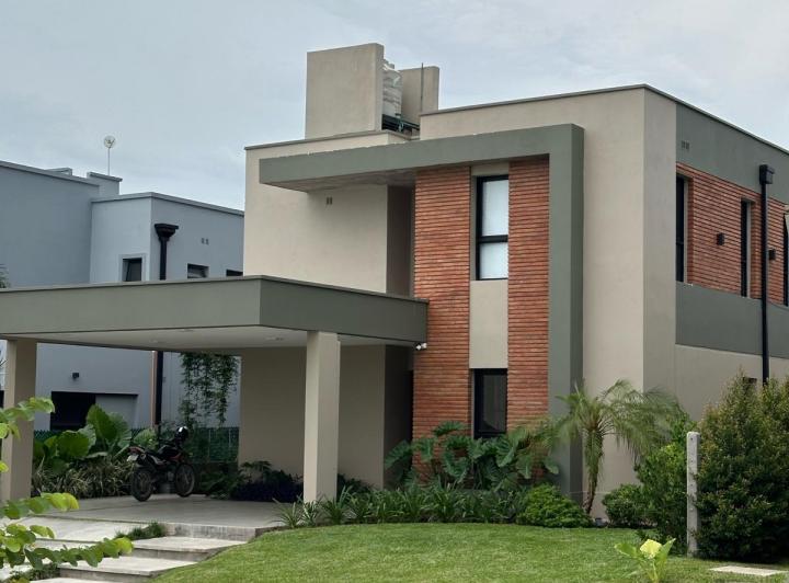 Casa · 390m² · 3 Dormitorios · 2 Cocheras