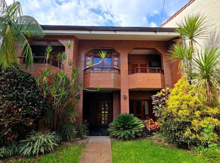 Casa · 400m² · 10 Ambientes · 3 Cocheras