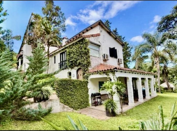 Casa · 240m² · 10 Ambientes · 2 Cocheras