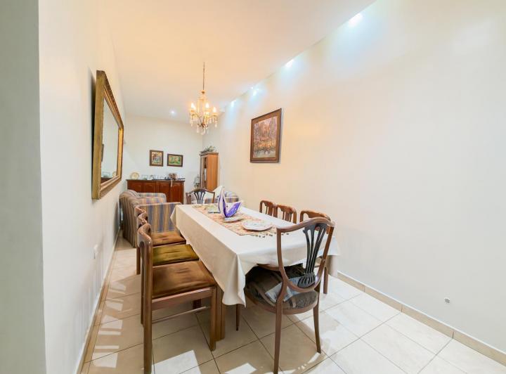 Casa · 200m² · 6 Ambientes · 2 Cocheras