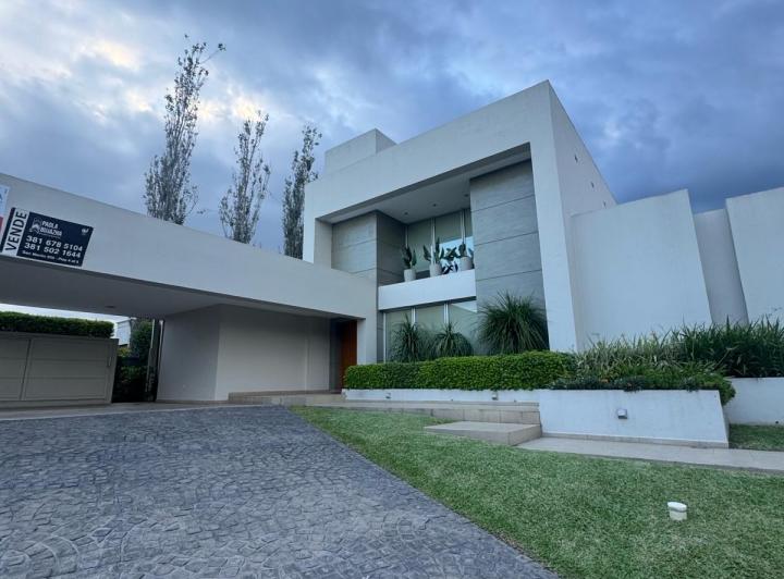 Casa · 608m² · 3 Dormitorios · 2 Cocheras