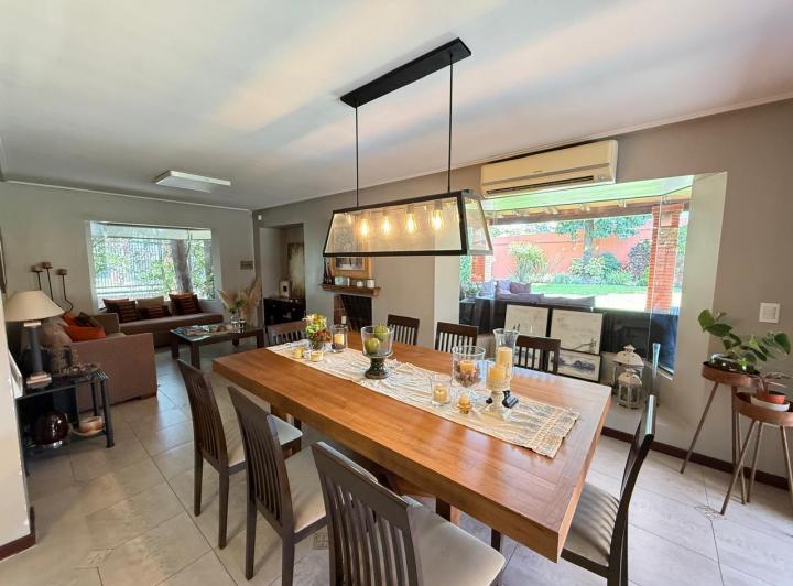 Casa · 234m² · 5 Ambientes · 2 Cocheras