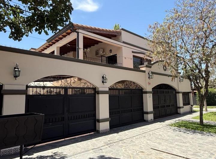 Casa · 350m² · 9 Ambientes · 4 Cocheras