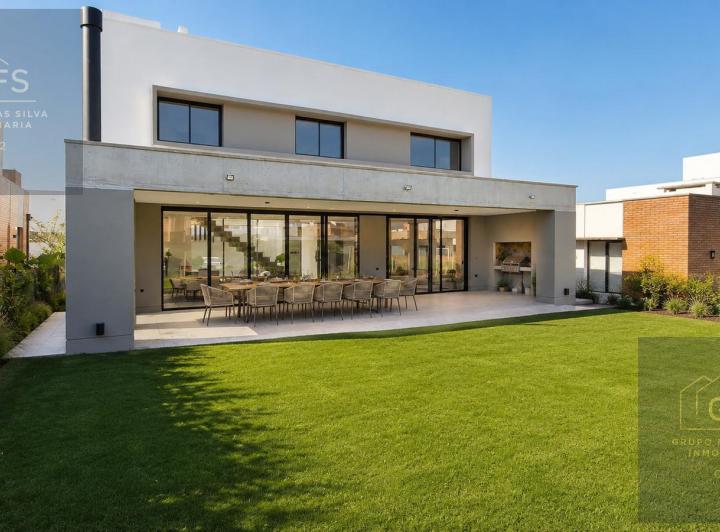 Casa · 390m² · 8 Ambientes · 2 Cocheras