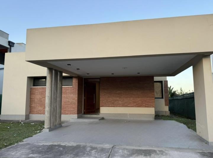 Casa · 364m² · 3 Dormitorios · 2 Cocheras
