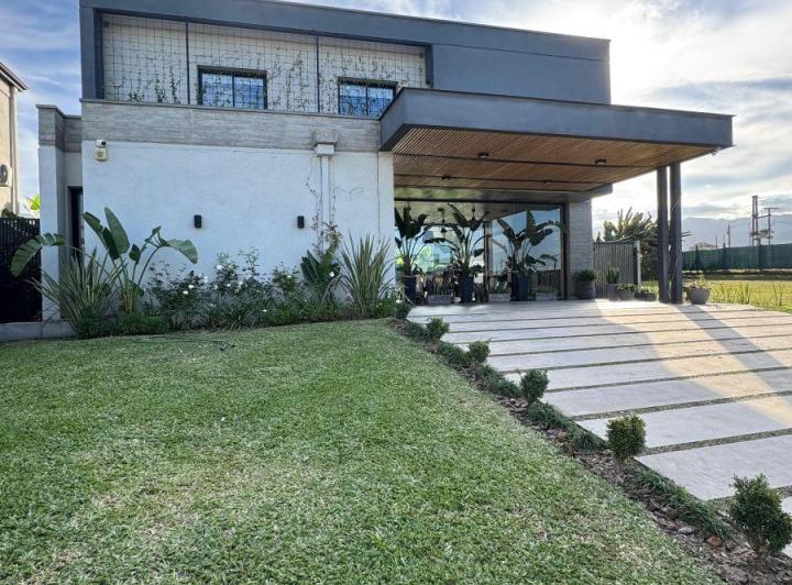 Casa · 260m² · 7 Ambientes · 2 Cocheras